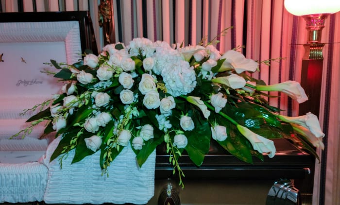 CC-10 Casket cover de rosas, lirios cala, hortensias y orquí­deas