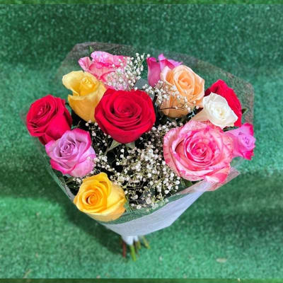 12 mixed roses in bouquet