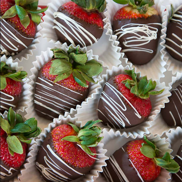 Chocolate Dipped Strawberries 12 Plain Box
