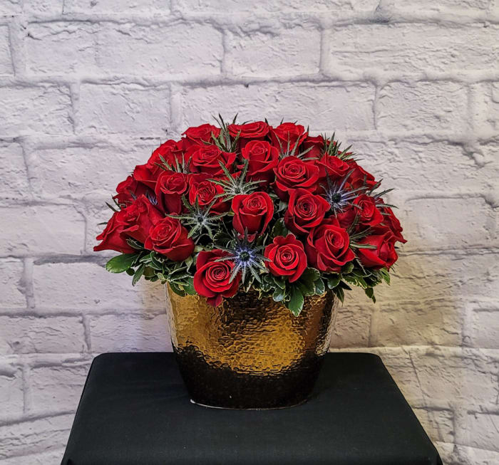 ND-20 Arreglo de rosas y eryngium con follaje y decoración navideña