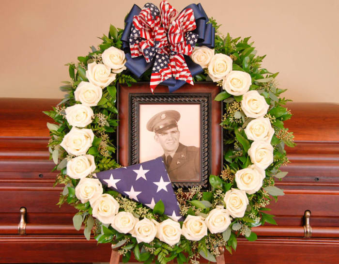 21 ROSE SALUTE - WREATH