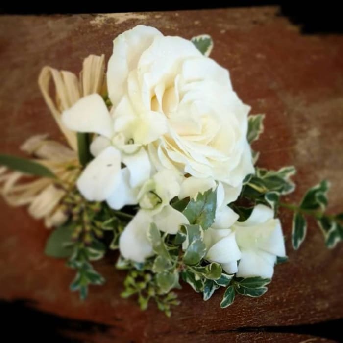 Corsage with mondial rose, dendro, phytonegra and raffia