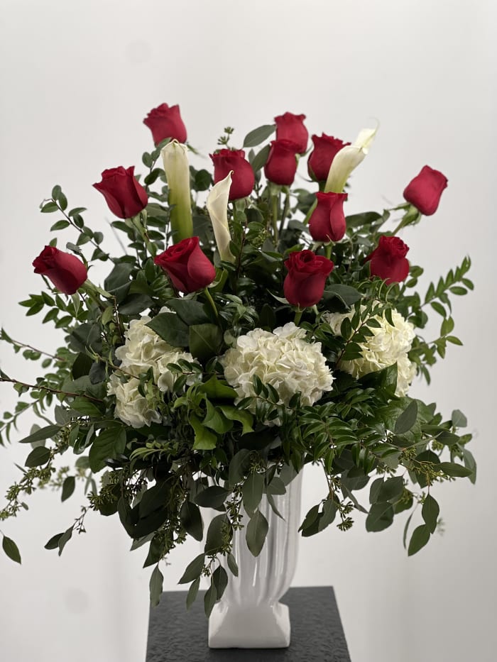 Rose and calla lilies with hydreangeas