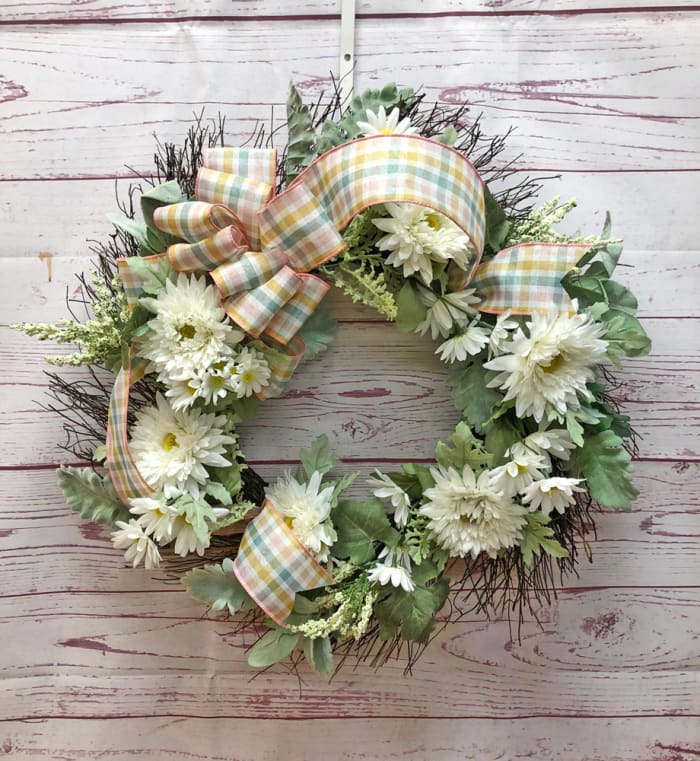 Dainty Daisy Silk (Artificial) Wreath