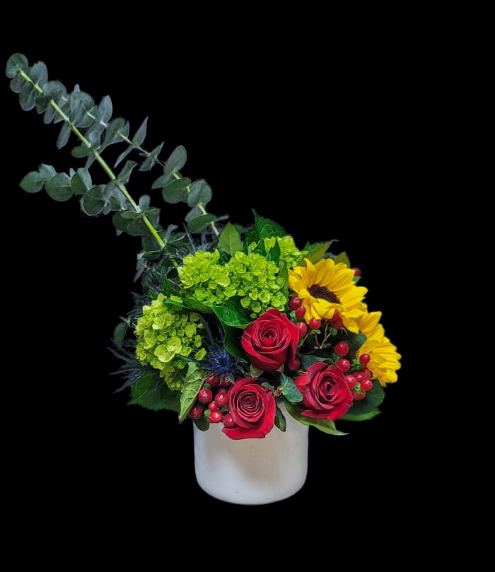 M-2 Arreglo de rosas, girasoles, hypericum y hortensias