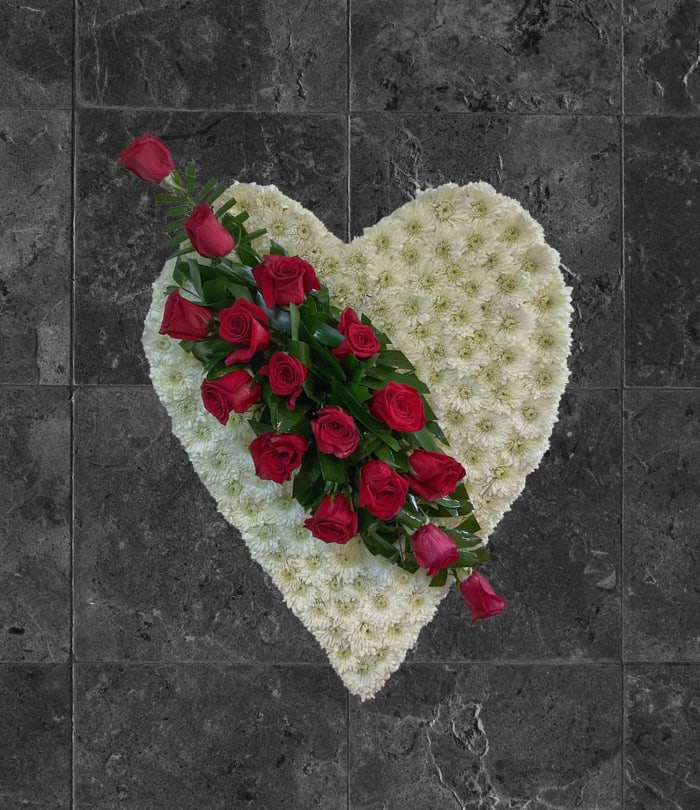 D-5 Corazón de pompones con focal en rosas