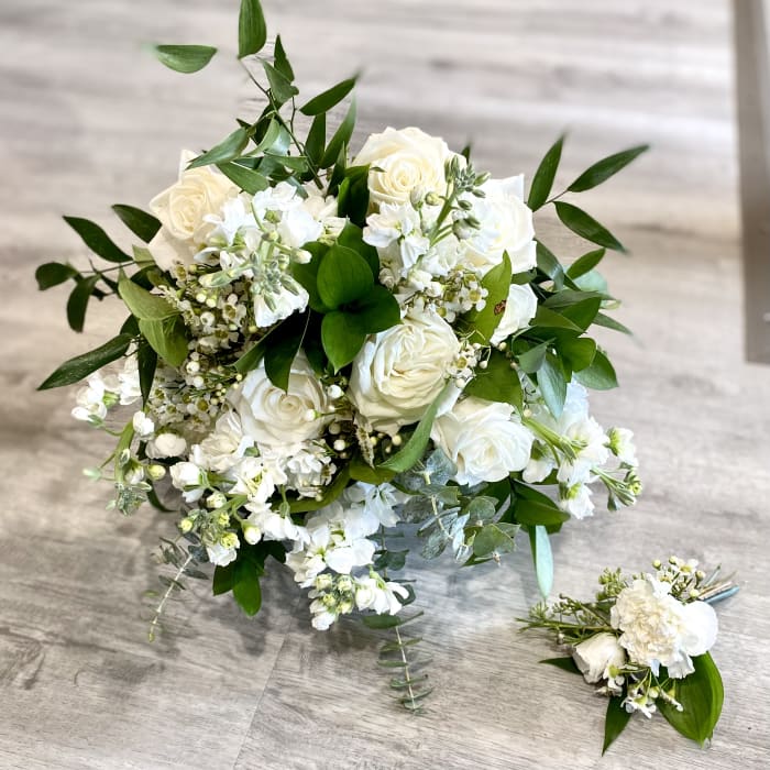 Simple and Sweet Wedding Bouquet and Boutonniere