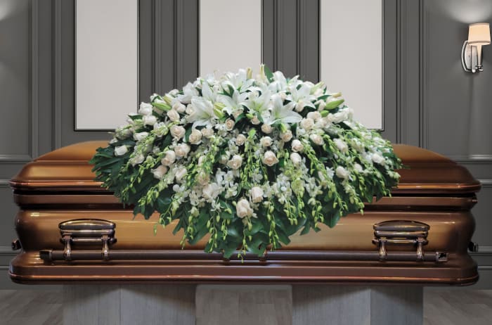 CC-15 Casket cover de rosas, lirios y orquídeas