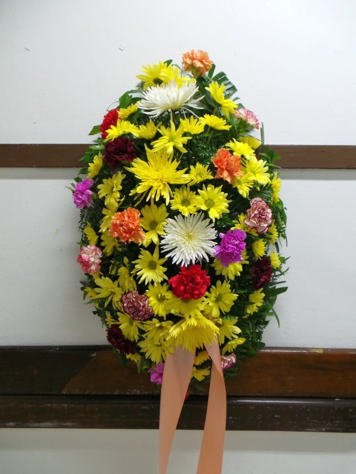 A-1 Corona de margaritas, claveles y spiders