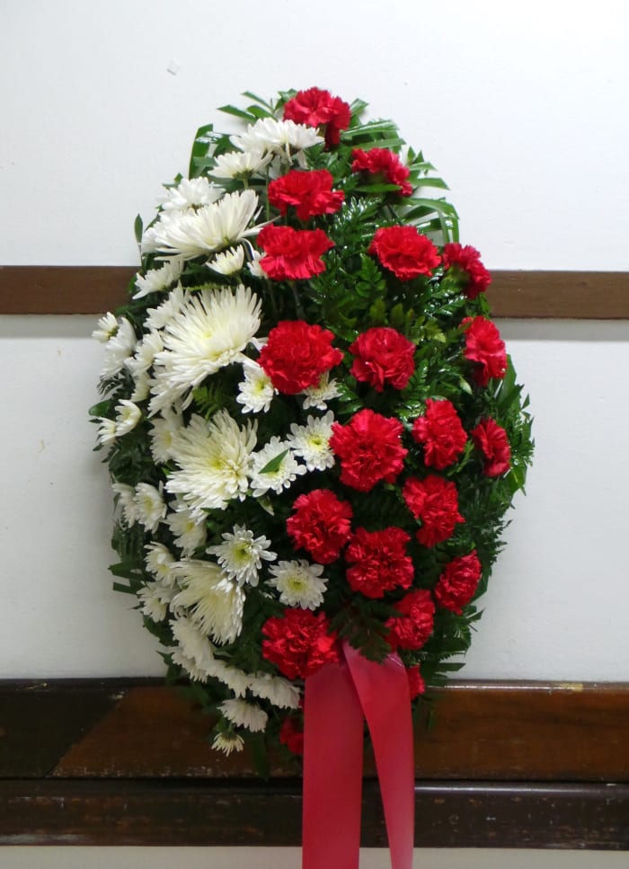 A-4 Corona de pompones, claveles y spiders