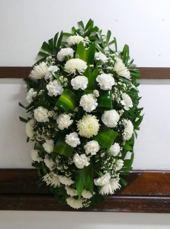 A-5 Corona de claveles, crisantemos y montecasino