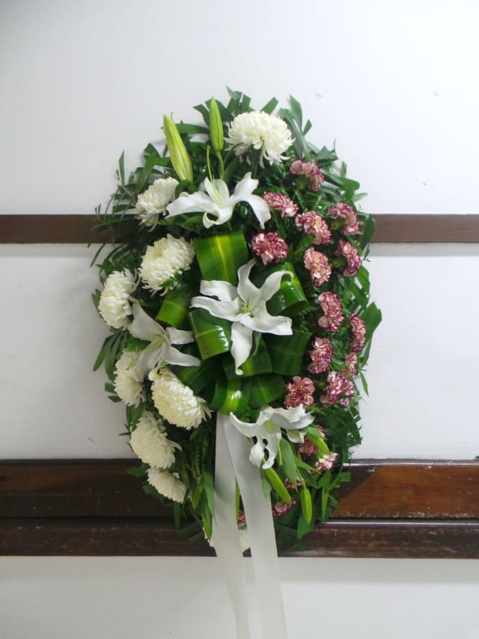 A-10 Corona de claveles, lirios y crisantemos