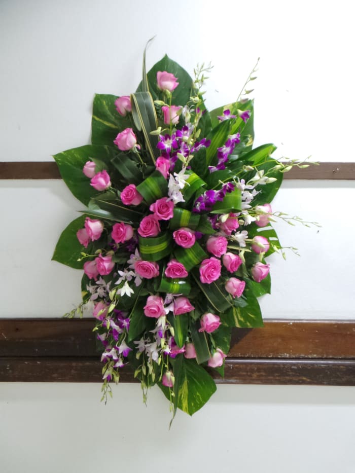 A-15 Corona de rosas y orquídeas