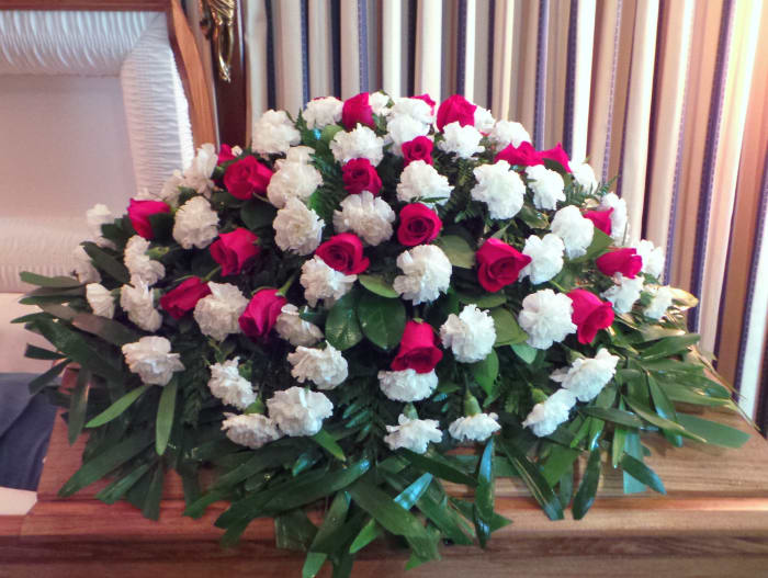 B-21 Casket cover de rosas y claveles