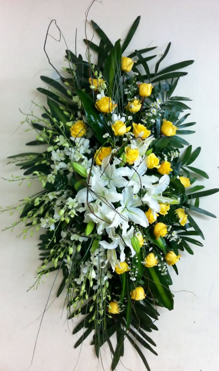 A-17 Corona de rosas orquídeas y lirios