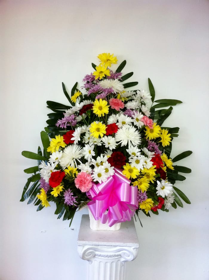 D-38 Canasta funeral de margaritas, claveles y spiders