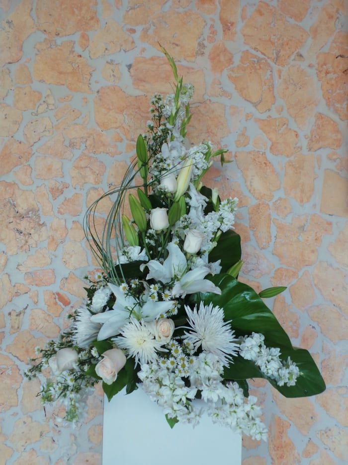 D-41 Canasta funeral de rosas, stocks, lirios y spiders