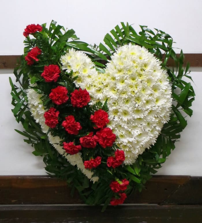 F-47 Corazón de pompones con focal en claveles