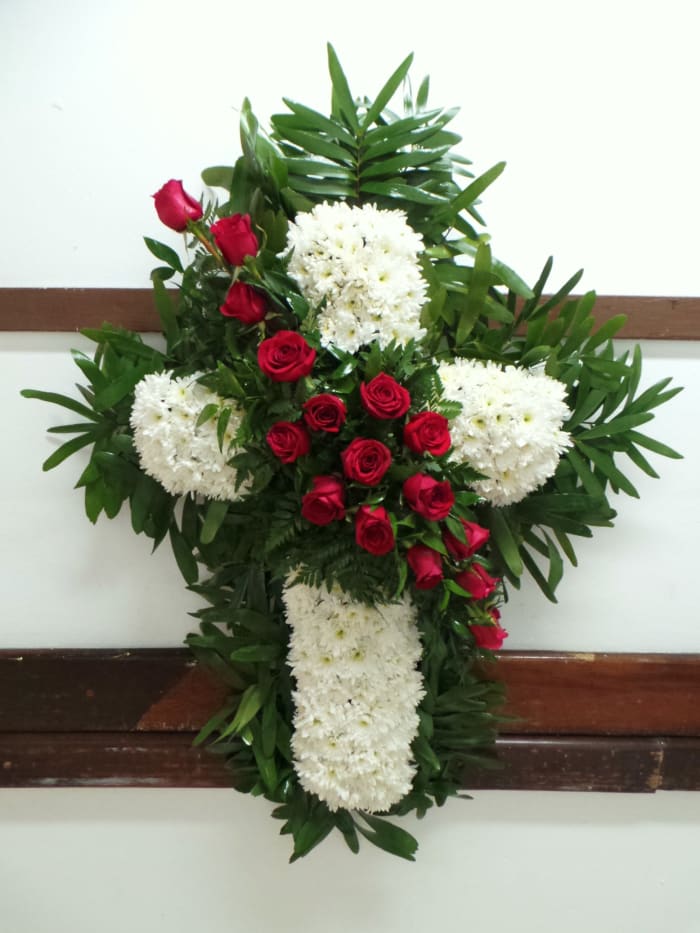 F-48 Cruz de pompones con focal en rosas