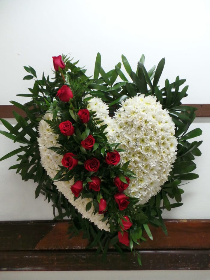 F-49 Corazón de pompones con focal en rosas