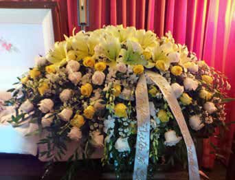 B-25 Casket cover de rosas, lirios concador y orquídeas