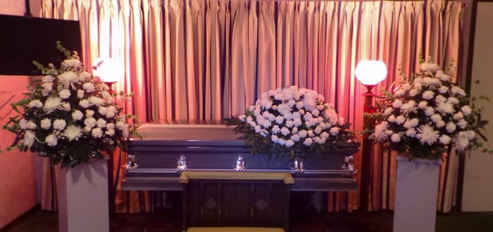 B-27 Set funeral de claveles, rosas y spiders