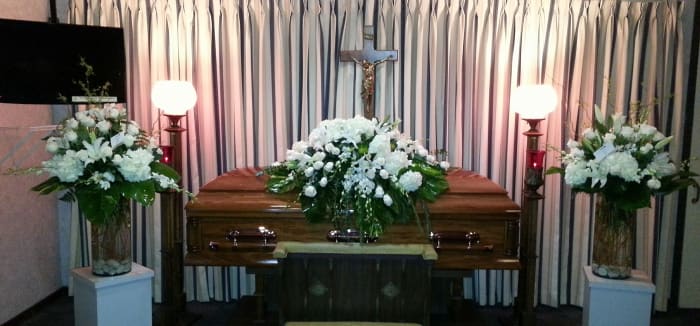 B-28 Set Funeral de rosas, lirios, orquídeas y hortensias