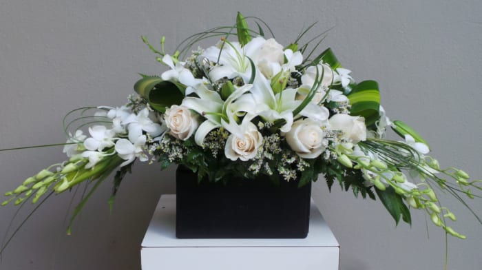 C-33 Arreglo para urna de rosas, lirios y orquídeas