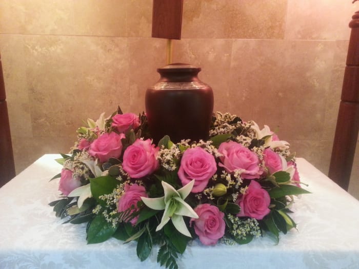 C-34 Arreglo para urna de rosas y lirios