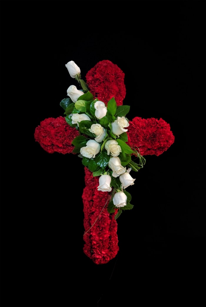 D-24 Cruz de claveles rojos Y rosas blancas