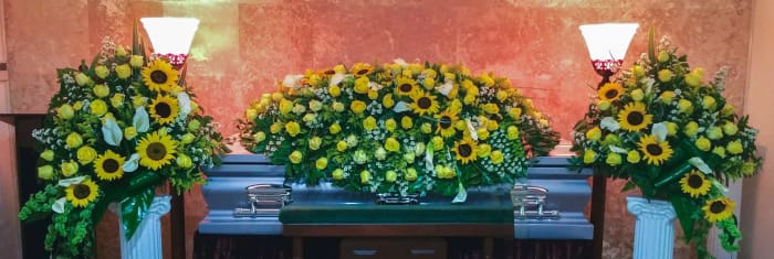 SC-26 Set funeral de rosas, girasoles y lirios cala con cinta impresa