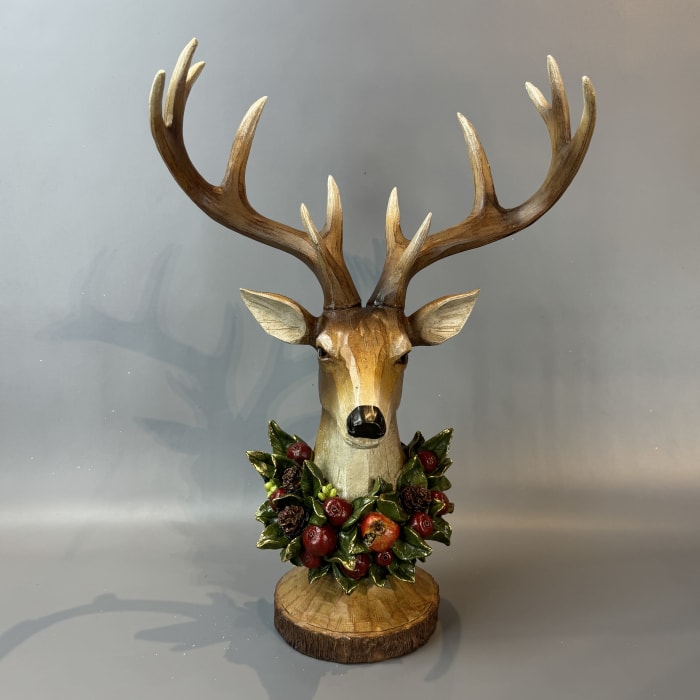 18.5 INCH RESIN WOOD GRAIN DEER BUST W/WREATH