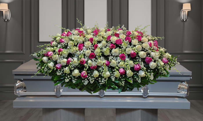 CC-17 Casket cover de rosas y orquídeas con cinta impresa