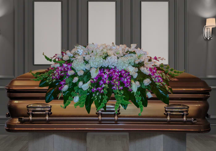 CC-16 Casket cover de rosas, lirios, orquídeas, hortensias, stocks y lirios cala con cinta impresa