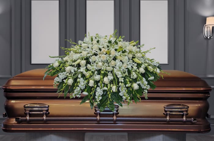 CC-14 Casket cover de rosas, orquídeas, lirios, claveles y stocks con cinta impresa