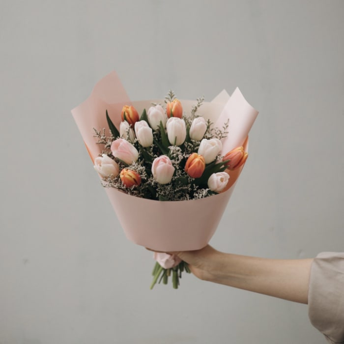 15 MIX TULIPS BOUQUET (vase included)