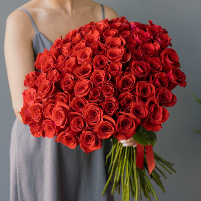 LONG-STEM RED ROSES