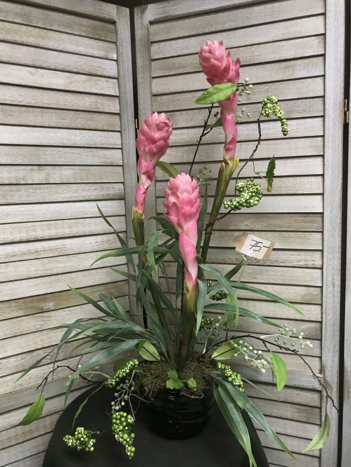silk tropical table arrangement