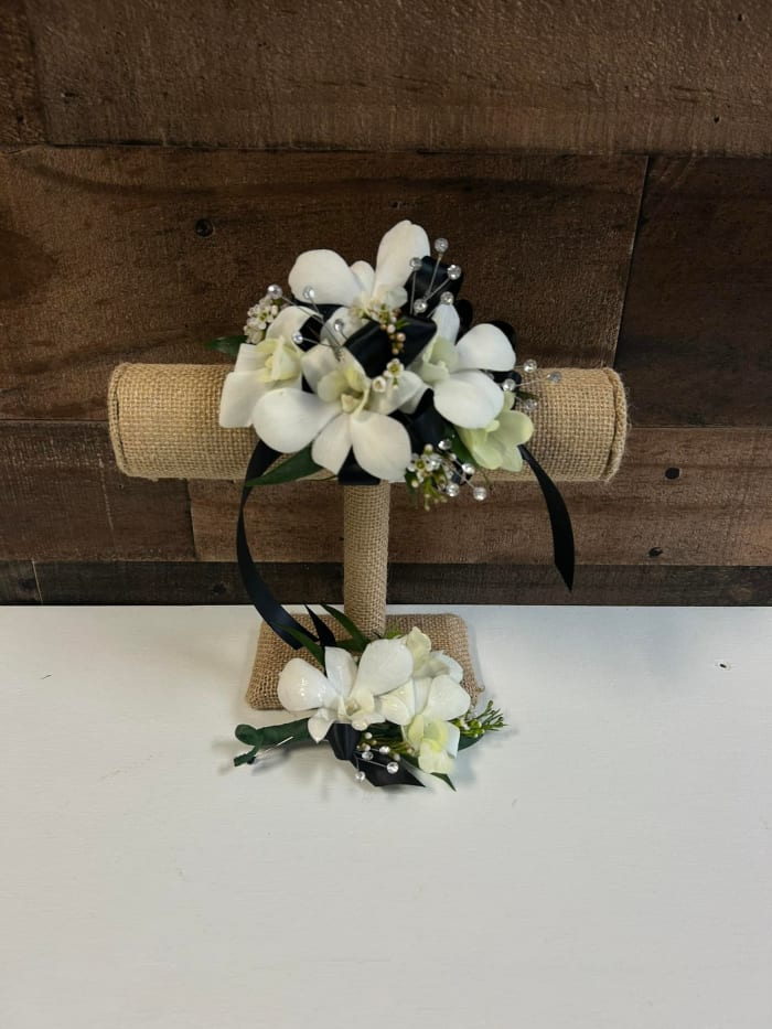 Corsage/Boutonnière- Pricing Varies