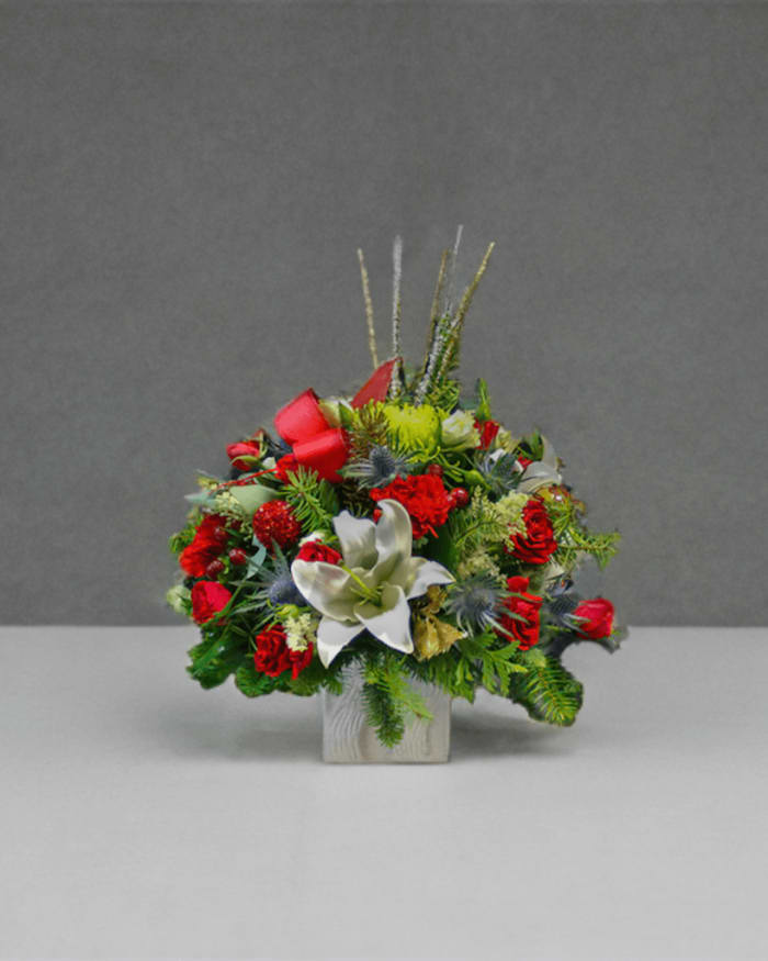 ND-4 Arreglo de claveles, spray roses, lirios, blue eryngium, spiders, follaje y decoración navideña