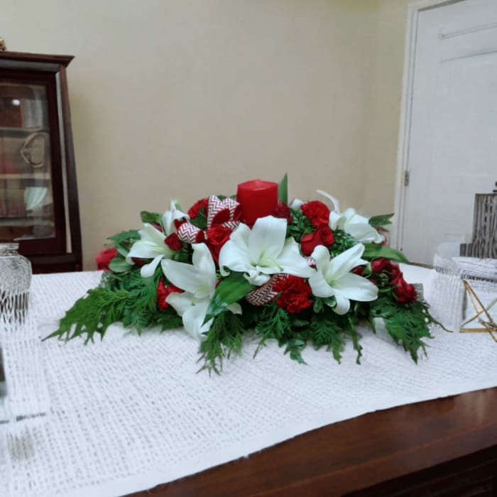 ND-8 Arreglo alargado de rosas y lirios con follaje y decoración navideña