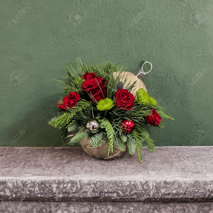 ND-2 Arreglo en vase ornamental de rosas, spray roses y pinoquios