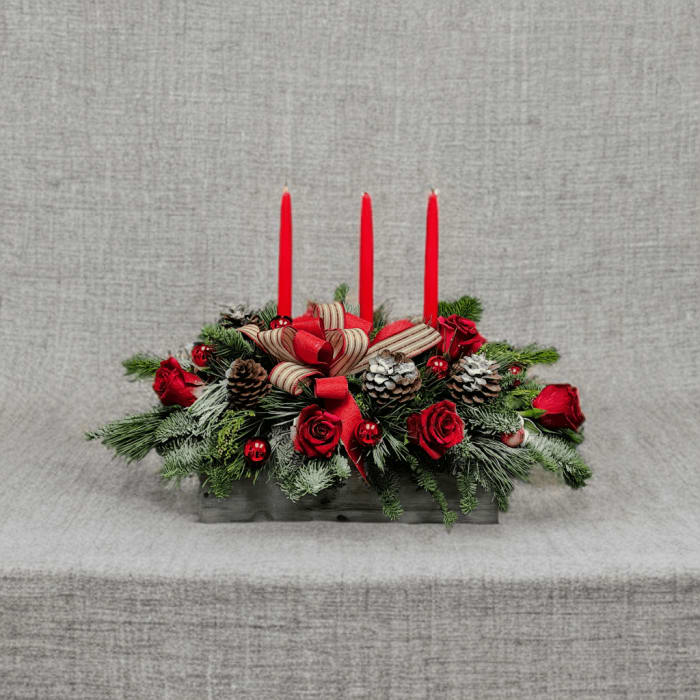 ND-30 Arreglo de mesa navideño de rosas y pine cones