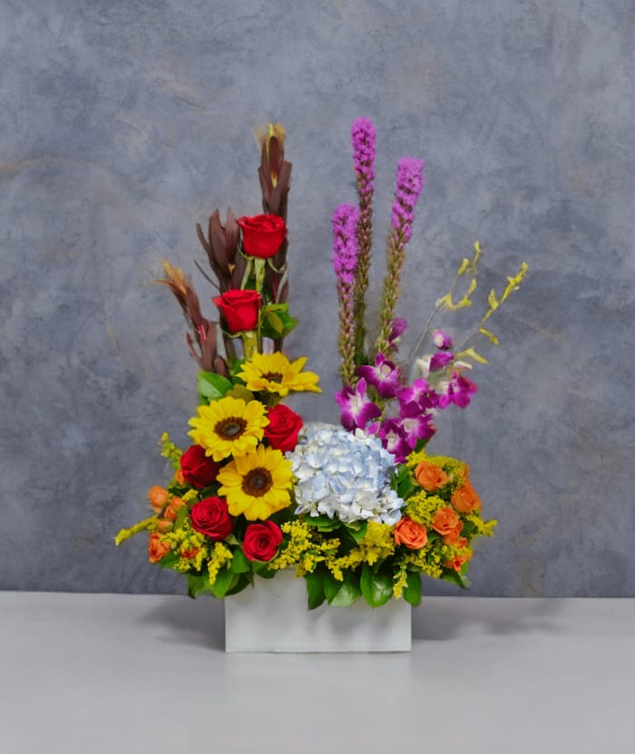 M-14 Arreglo de girasoles, rosas, liatris, spray roses, orquídeas y hortensia