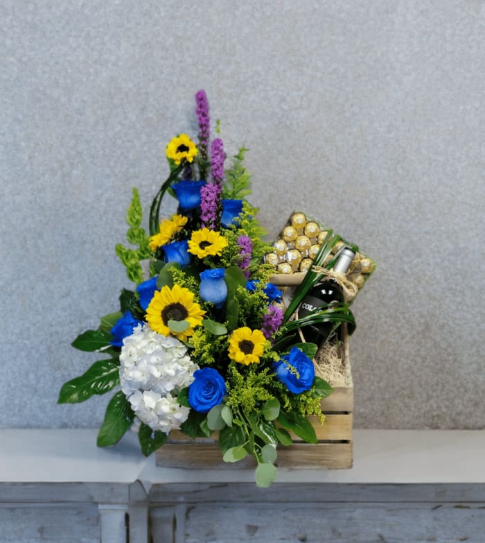 VD-18 Arreglo de rosas, girasoles, hortensia, liatris con chocolates y botella de vino