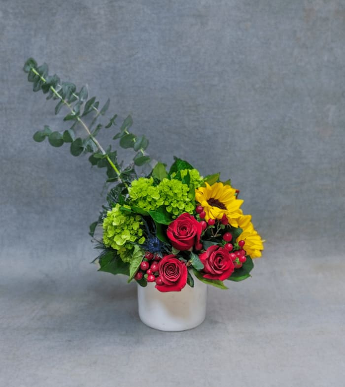 M-2 Arreglo de rosas, girasoles, hypericum y hortensias