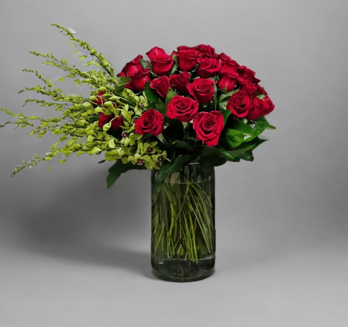 VD-30 Arreglo de tres docenas de rosas con orquídeas