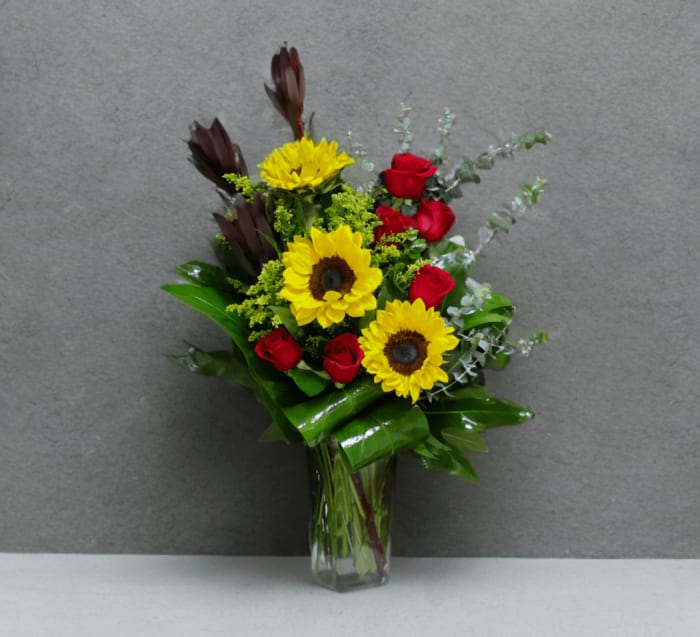 VD-7 Arreglo de girasoles, rosas y solidago