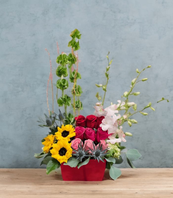 SV-11 Arreglo de rosas, girasoles, hortensias, eryngium y orquídeas