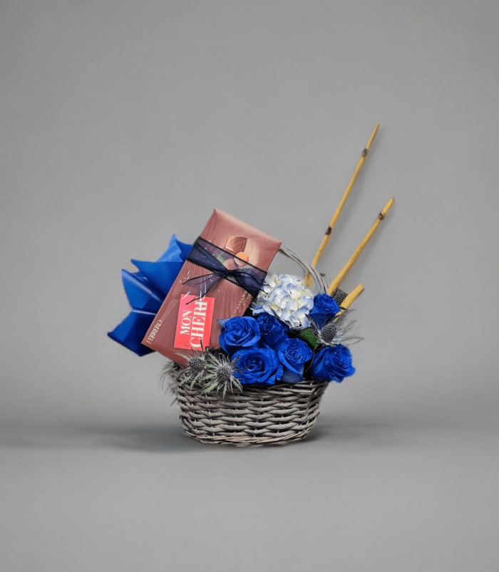SV-5 Arreglo de rosas, eryngium, hortensia y chocolates